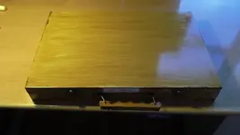 caja plumas y bote cristal tinta 001.webp