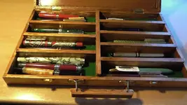 caja plumas y bote cristal tinta 003.webp