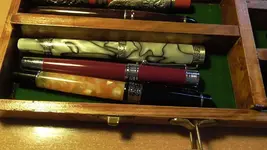 caja plumas y bote cristal tinta 006.webp