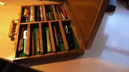 caja plumas y bote cristal tinta 007.webp