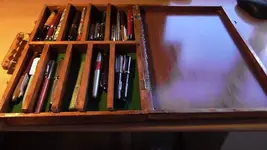 caja plumas y bote cristal tinta 009.webp