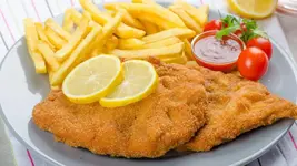 Plato-de-milanesa-con-papas-ti?pico-de-Argentina.webp