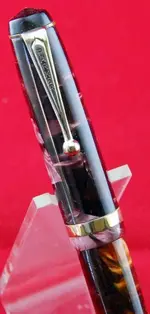 05 CHALLENGER BURDEOS 02.webp