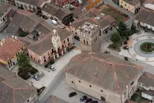 vista aerea del ayuntamiento y de la iglesia.webp