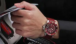 Reloj rojo.webp