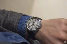 Cartier-Drive-Acier-Wrist.webp