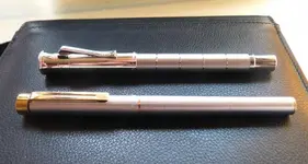 Las dos con capucha.webp