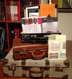 maletas y libros.webp