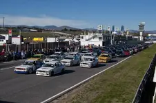 Coches en recta, media resolución.webp