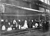 800px-Eaton's_store_façade,_Toronto,_1918.jpg
