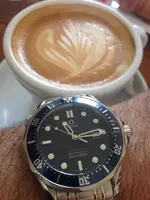 Omega Seamaster con cafe latte.webp