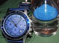 Reloj azul con taquímetro.webp