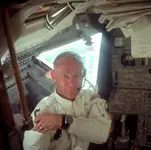 Buzz Aldrin con su Omega Speedmaster durante la misión Apollo 11.webp