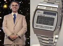 Carl Sagan y un Seiko Digital Solar.webp