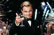 elle-leonardo-dicaprio-toast-07-the-great-gatsby-warner-bros-pictures_1.webp