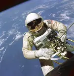 EdWhiteFirstAmericanSpacewalker.1965.ws.webp