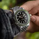 40mm-diver-feature-green-bor-on-wristsq.webp