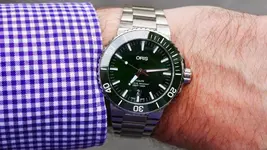 Oris_Aquis_Date_wrist.webp