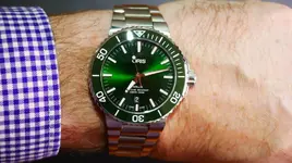 Oris_Aquis_Date_Wrist2.webp