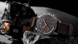 omega-speedmaster-moonwatch-anniversary-limited-series-31162423006001-prlax-desktop.webp