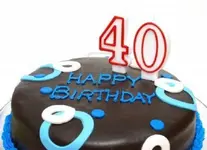 7754134-un-pastel-de-cumpleanos-para-alguien-en-los-40-grandes.webp