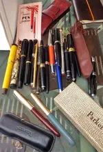 plumas en backstage.webp