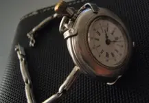 reloj-oficial-suizo-1890.webp