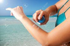 17256152-mujer-que-aplica-la-protección-solar-en-su-brazo-en-una-playa.jpg