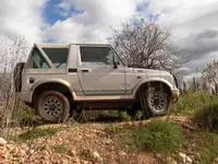 10013102 Con el Suzuki Samurai en Carma.webp