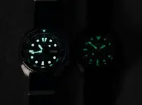 Schwarze-Seiko-5-Leuchtkraft-Lumen-Lumibrite.webp