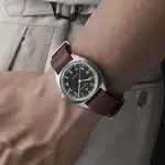 hamilton-w10-244_wrist.webp