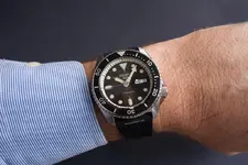 Seiko-5-Sports-Suits-Style-SRPD73K2-340-€-1-Horas-y-Minutos.webp