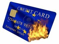 14232435-tarjeta-de-credito-de-la-union-europea-en-el-fuego-sobre-un-fondo-blanco.jpg