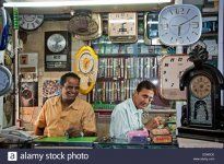 mumbai-fort-de-bombay-india-street-market-watch-reloj-maker-d2w5ce.jpg