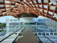 puente-de-la-nueva-sede-de-swatch-en-la-ciudad-suiza-de-biena-por-shigeru-ban_4b404cff_1333x1...webp