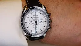 Omega-Speedmaster-Apollo-13-Silver-Snoopy-Award-En-la-muñeca-2.webp
