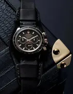 ag_lk01_watch_on_box.webp ag_lk01_watch_on_box.webp