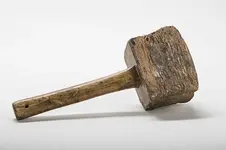 800px-Wooden-hammer-01.webp