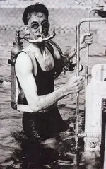 Yves-Le-Prieur_Coming-out-of-the-water-equipped-with-a-Fernez-Le-Prieur-scuba.webp Yves-Le-Prieur_Coming-out-of-the-water-equipped-with-a-Fernez-Le-Prieur-scuba.webp
