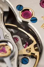 A-Lange-Söhne-Odysseus-detalle-del-Calibre-L-155.1-Horas-y-Minutos.webp