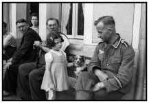 1940, France, Un Unteroffizier d'une Propagandakompanie (Armelband) assis sur un banc avec des c.jpg