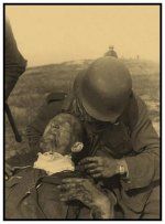 Un soldat allemand blesseÂ´ au cou est secouru par un camarade sur la front.jpg