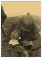 Un soldat allemand blesseÂ´ au cou est secouru par un camarade sur la front.webp
