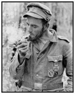 Un Unteroffizier GebirgsjaÂ¨ger allemand lors d'une pause cigarette.jpg