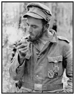 Un Unteroffizier GebirgsjaÂ¨ger allemand lors d'une pause cigarette.webp