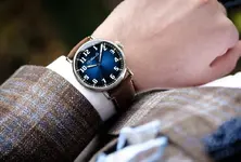 H-Moser-Cie-Heritage-Centre-Seconds-Funky-Blue-c-1240x840.webp