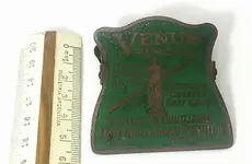 Venus Pencil Paper Clip in Brass & Green Enamel, 30´s 3.webp