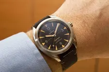 Omega-Railmaster-8-Horas-y-Minutos.webp