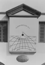 Reloj solar que había en Bazán; Todas hieren, la última mata.webp