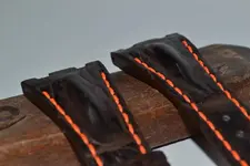 AP, Hornback Exclusiva, marrón oscuro, hilo naranja intenso (2).webp